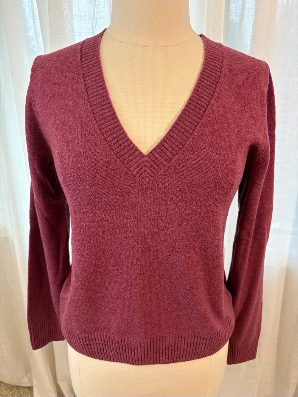 GAP Women's V-Neck Sweater - Burgundy